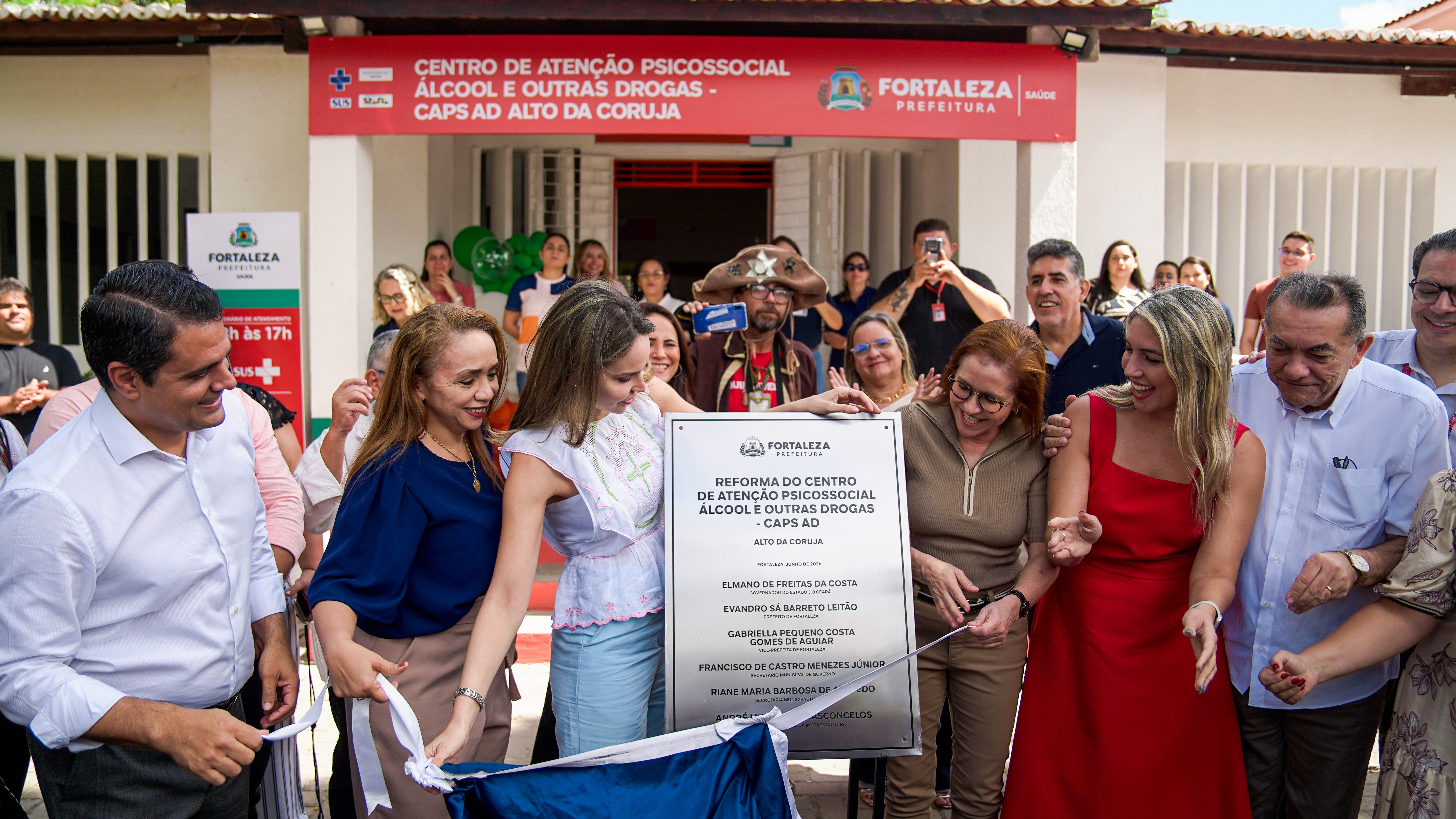 grupo de pessoas posa para a foto